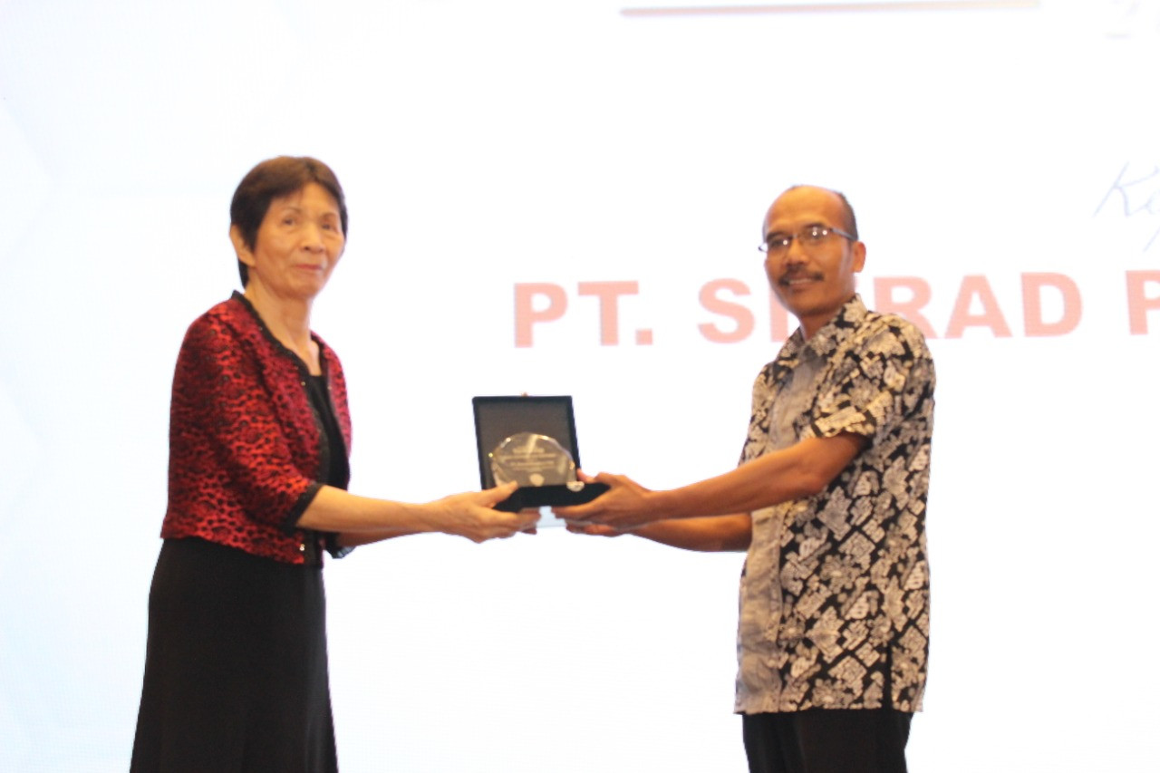 Pemberian award kepada PT. Sierad Produce oleh Ibu Lanny Tanuwidjaja, Operation Director
